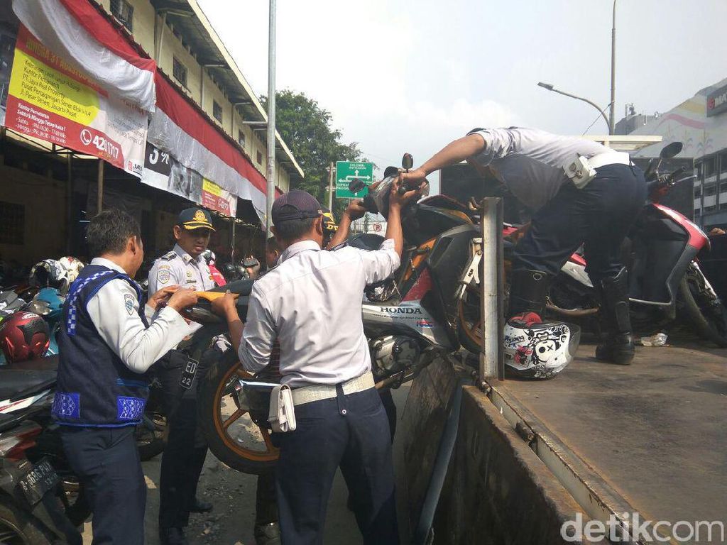 Dishub Angkut 20 Kendaran yang Parkir di Trotoar Senen
